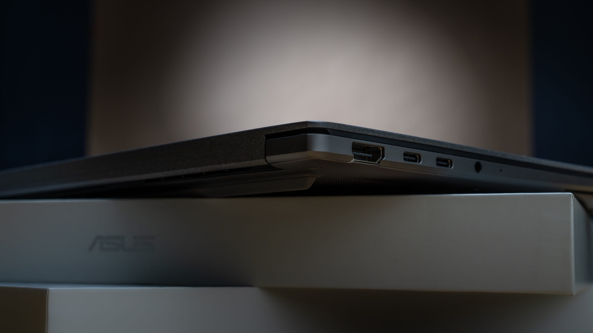Bàn phím và touchpad trên Asus Zenbook S 14 (2026).