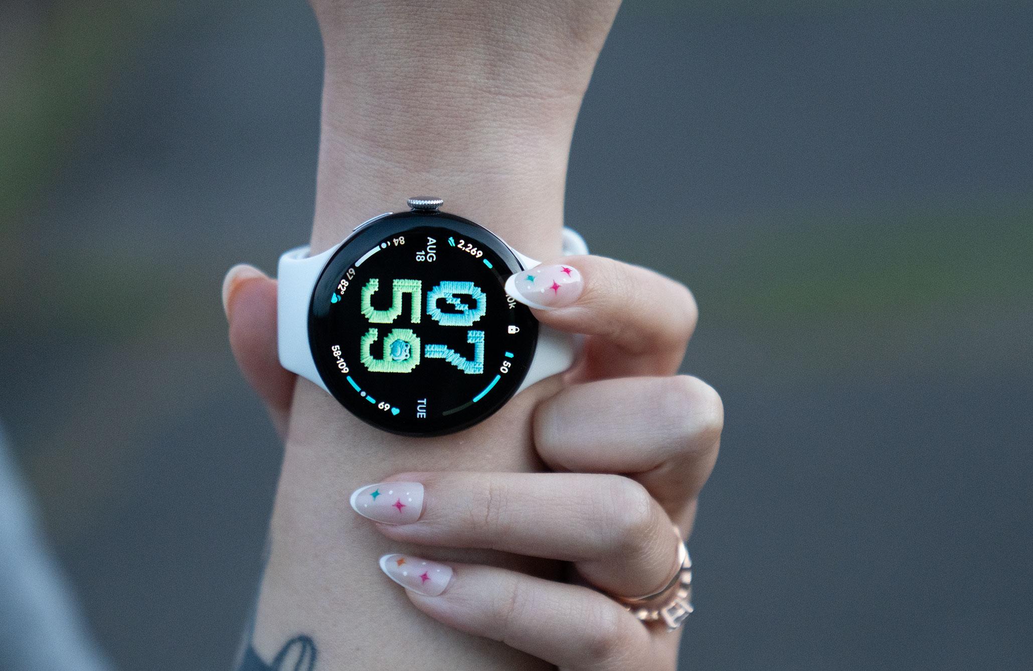 Google Pixel Watch 5 trong bộ ảnh review của The Verge. Ảnh: The Verge
