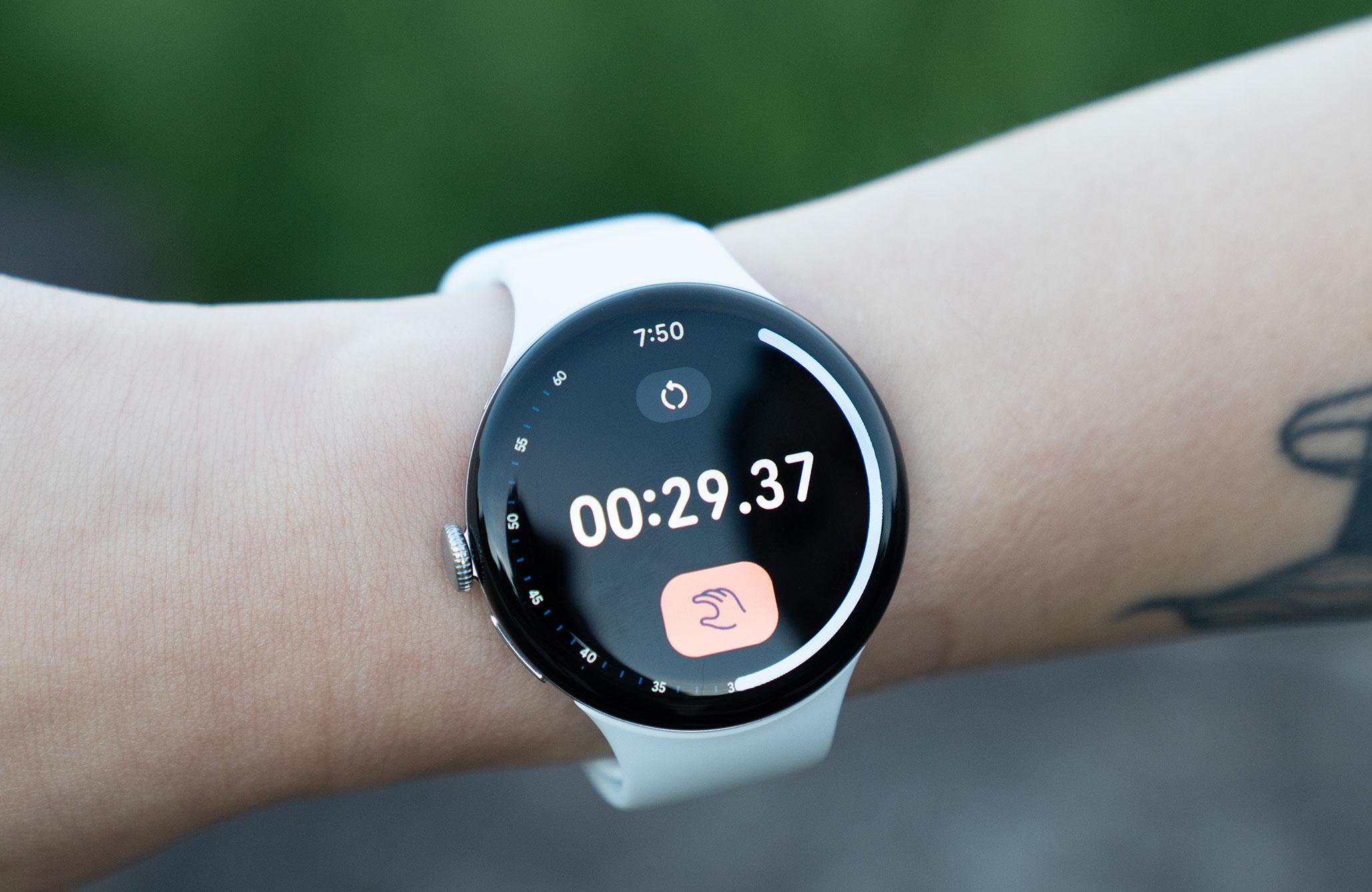 Pixel Watch 5 trong bối cảnh sử dụng thực tế. Ảnh: The Verge