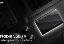 Ổ SSD di động Samsung T9 trên bàn làm việc, minh họa một lớp lưu trữ cục bộ trong kế hoạch backup.
