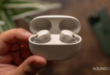 Sony WF-1000XM5 và hộp sạc trong bài đánh giá thực tế; ảnh cho thấy kích thước hộp và kiểu dáng cần được thử trực tiếp trước khi mua. Ảnh: SoundGuys