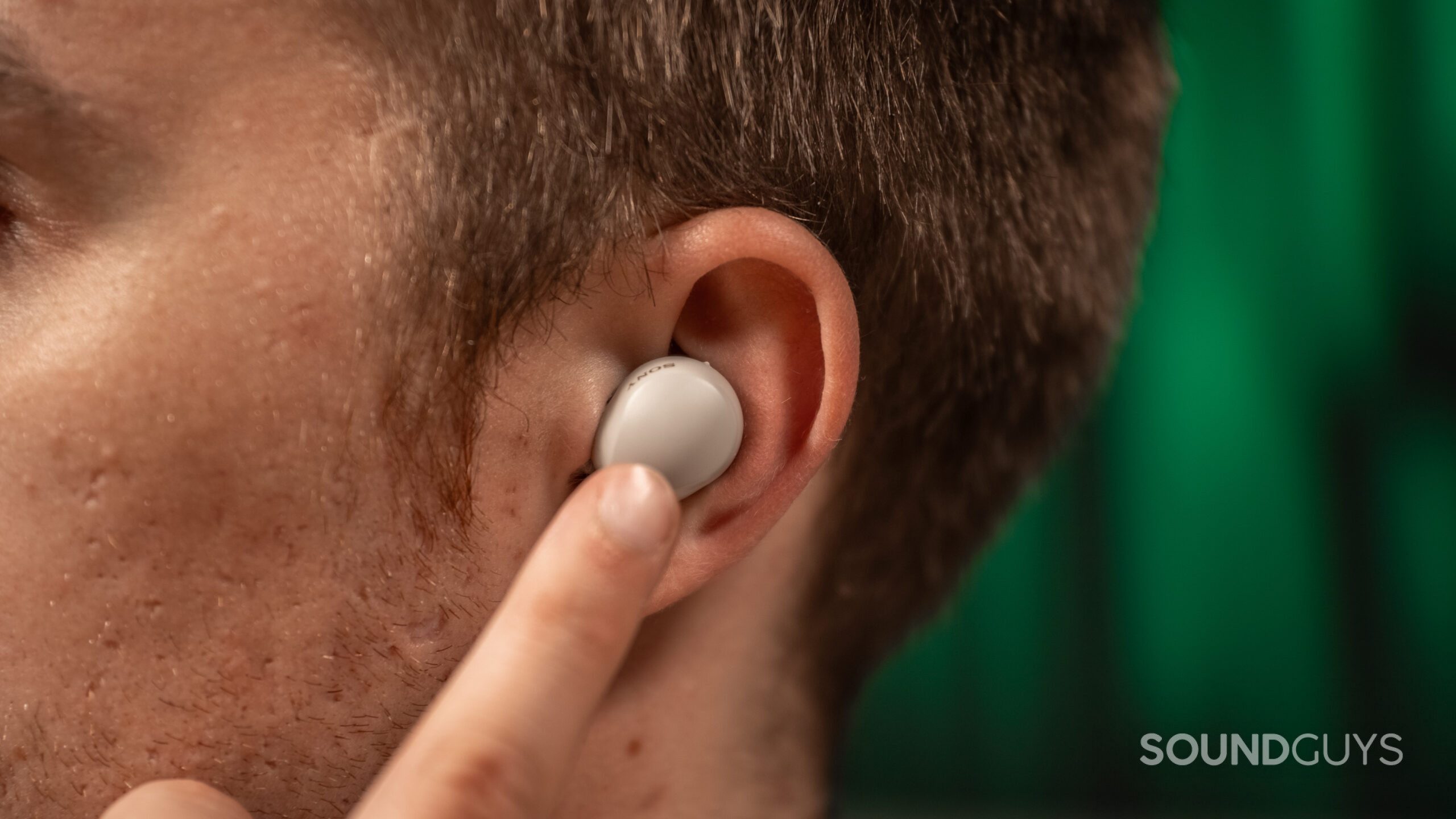 Hộp sạc và tai nghe true wireless là một hệ thống; người mua cần xem tổng thời lượng pin, cổng sạc và kích thước mang theo. Ảnh: SoundGuys