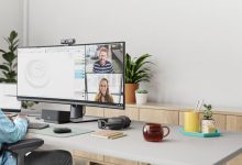 Webcam Logitech Brio 500 trong bối cảnh gọi video; ảnh minh họa đúng nhóm phụ kiện và vị trí đặt camera trên màn hình. Ảnh: Logitech