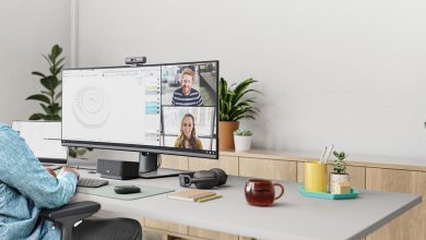 Webcam Logitech Brio 500 trong bối cảnh gọi video; ảnh minh họa đúng nhóm phụ kiện và vị trí đặt camera trên màn hình. Ảnh: Logitech