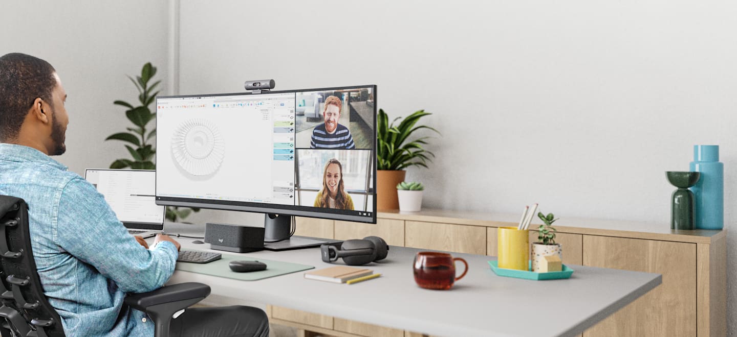 Webcam Logitech Brio 500 trong bối cảnh gọi video; ảnh minh họa đúng nhóm phụ kiện và vị trí đặt camera trên màn hình. Ảnh: Logitech
