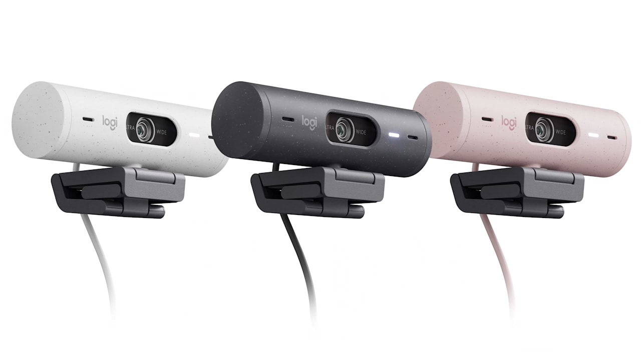 Webcam Logitech Brio 500 gắn trên màn hình, minh họa tiêu chí góc nhìn, vị trí lắp và che ống kính khi không dùng. Ảnh: Logitech