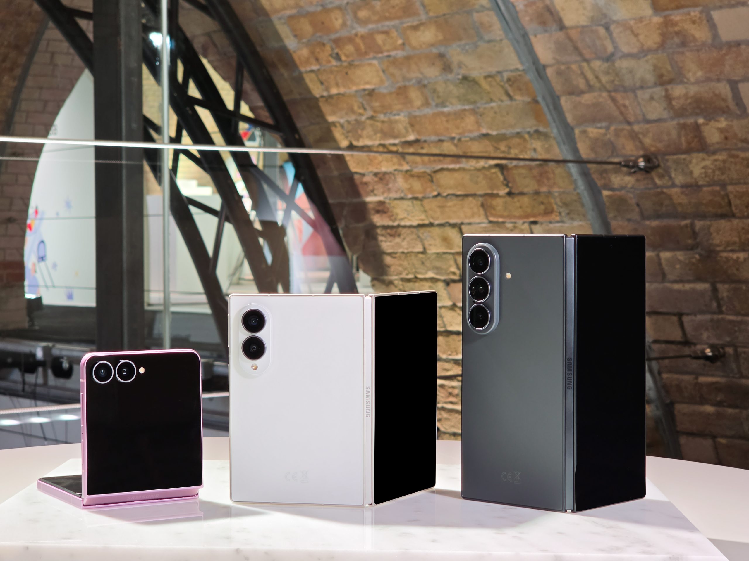 Samsung đặt Fold8 vào vai trò chiếc máy vừa là điện thoại hằng ngày, vừa là màn hình lớn cho đọc, xem và làm việc nhanh trên cùng một thiết bị. Ảnh: Samsung.