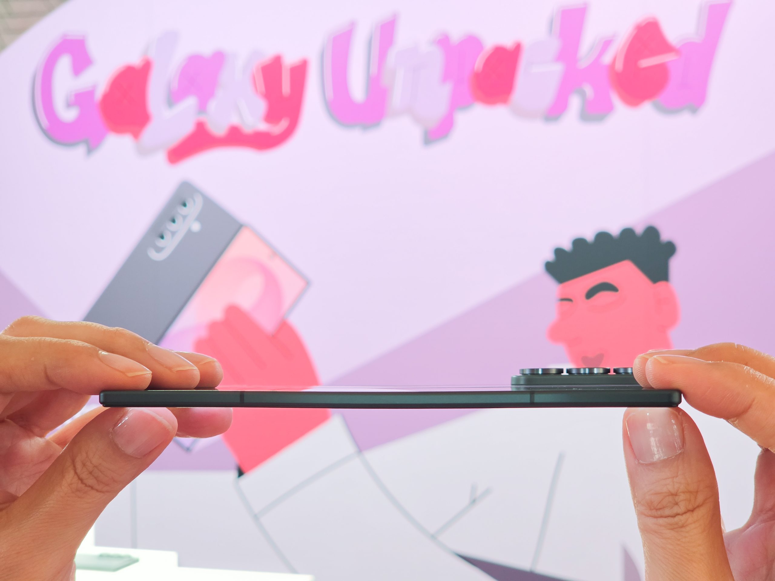 Galaxy Z Fold8 có sức hút lớn nhờ cách Samsung biến điện thoại gập thành một thiết bị gần với điện thoại thường hơn khi đóng lại. Ảnh: Samsung.