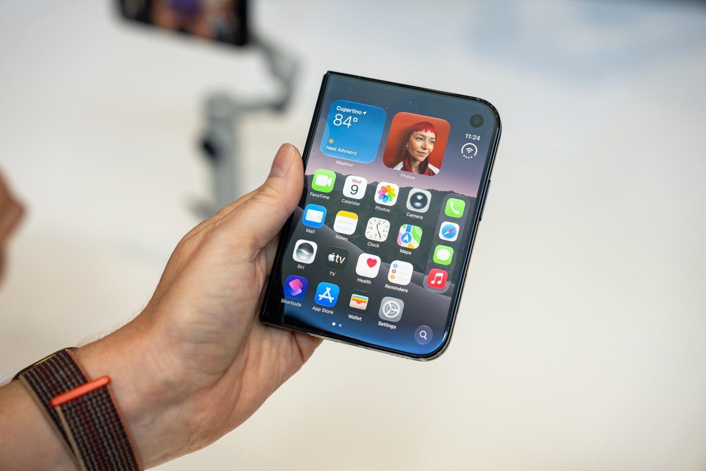 Màn hình phụ 5.4 inch của iPhone Duo hiển thị các icon ứng dụng và widget