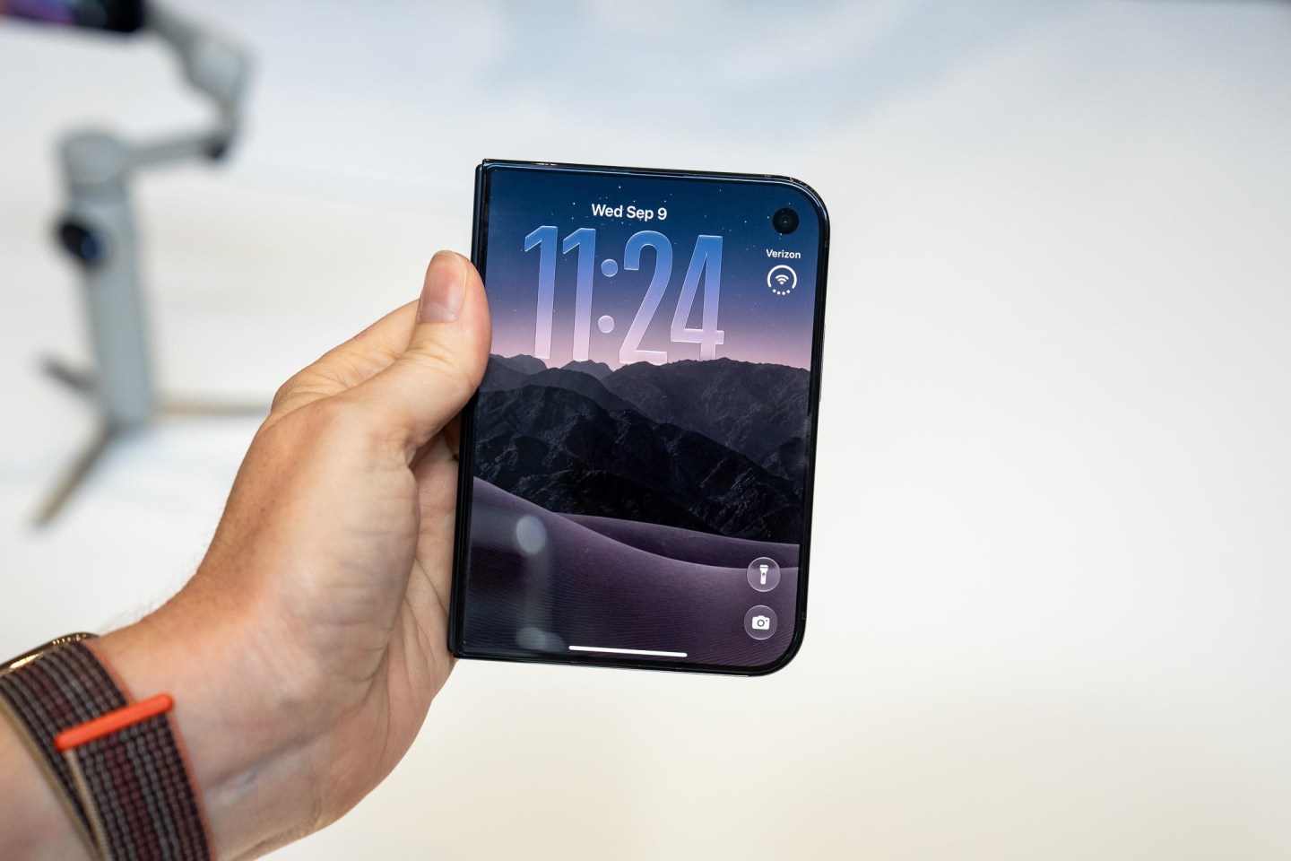 Trên tay màn hình phụ 5.4 inch của iPhone Duo ở màn hình khóa