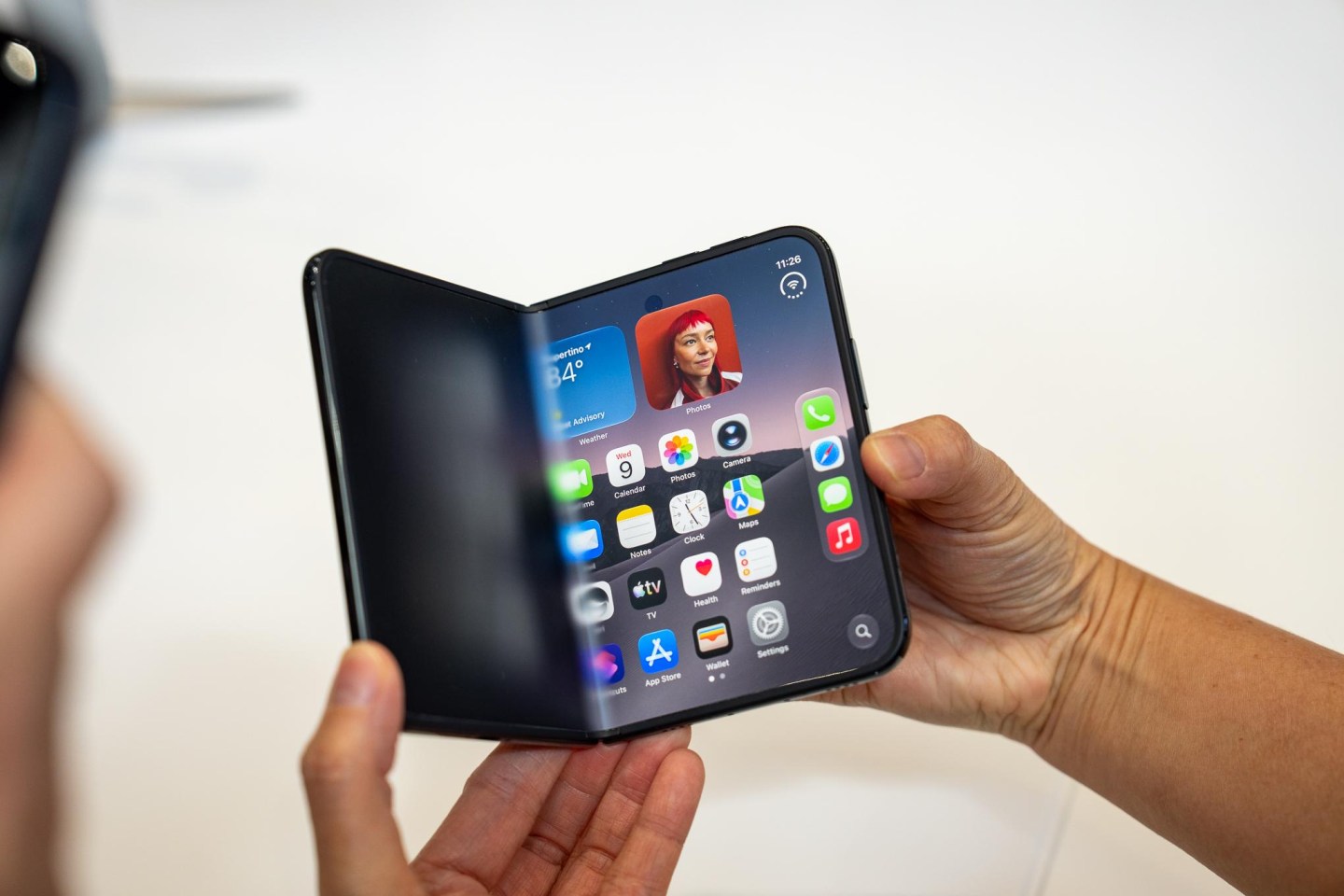 iPhone Duo ở tư thế gập mở một góc chữ V trên tay người dùng