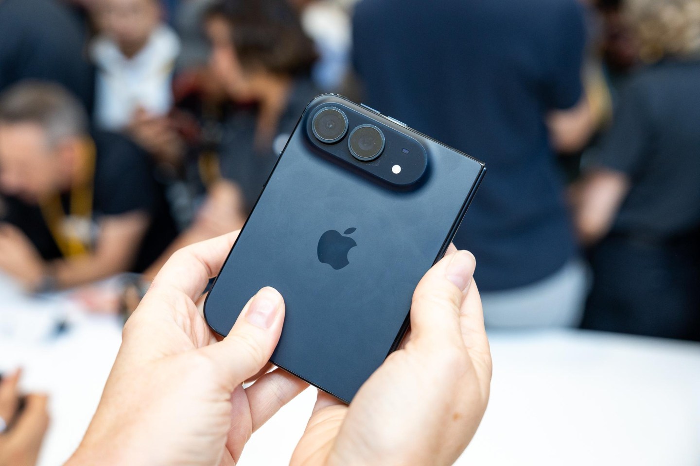 Cận cảnh mặt lưng và cụm camera kép nằm ngang của iPhone Duo