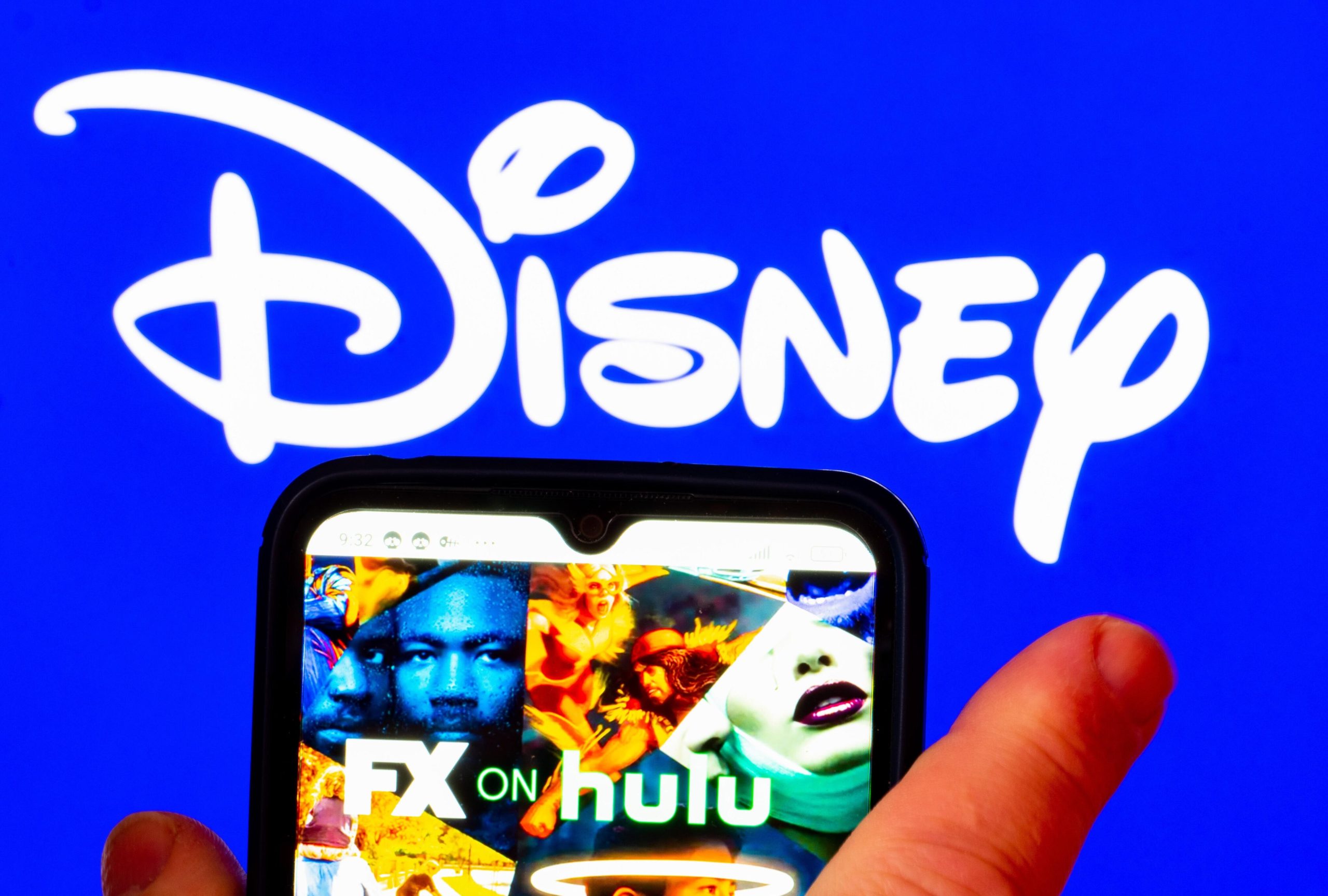 Logo và ứng dụng Disney Plus cùng Hulu hiển thị trên thiết bị