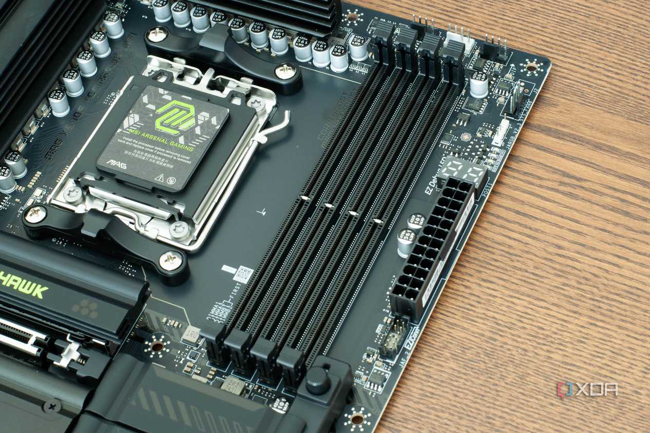 4 khe cắm RAM DDR5 trên bo mạch chủ MSI MAG X870E Tomahawk WiFi