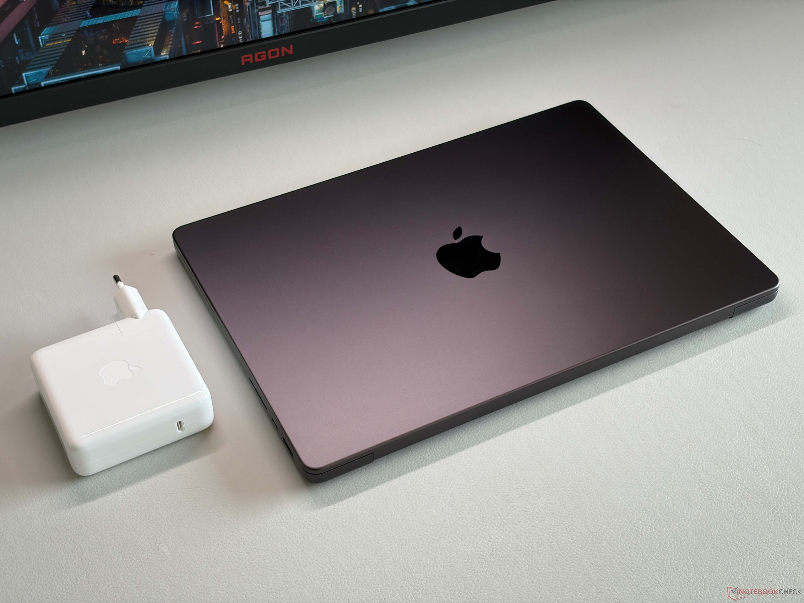 Chi tiết góc tản nhiệt và bàn phím MacBook Pro 14 M5 Max