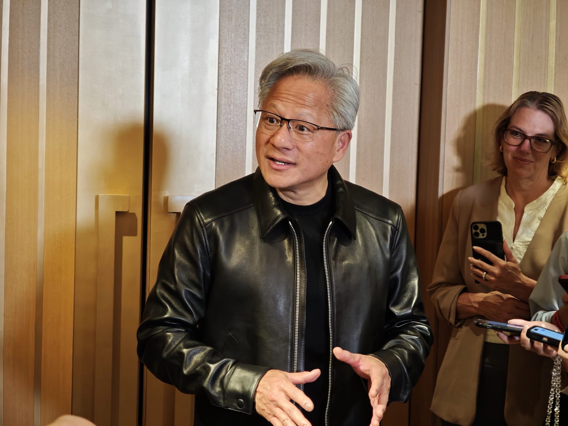 Jensen Huang của NVIDIA trong ảnh minh hoạ bài viết về AWS mở rộng hợp tác với NVIDIA.