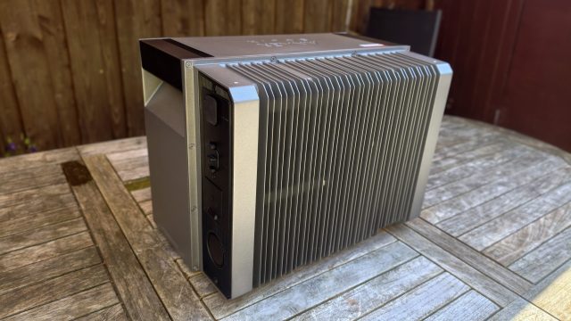 Anker SOLIX Solarbank 4 Pro với cụm tản nhiệt nhôm lớn