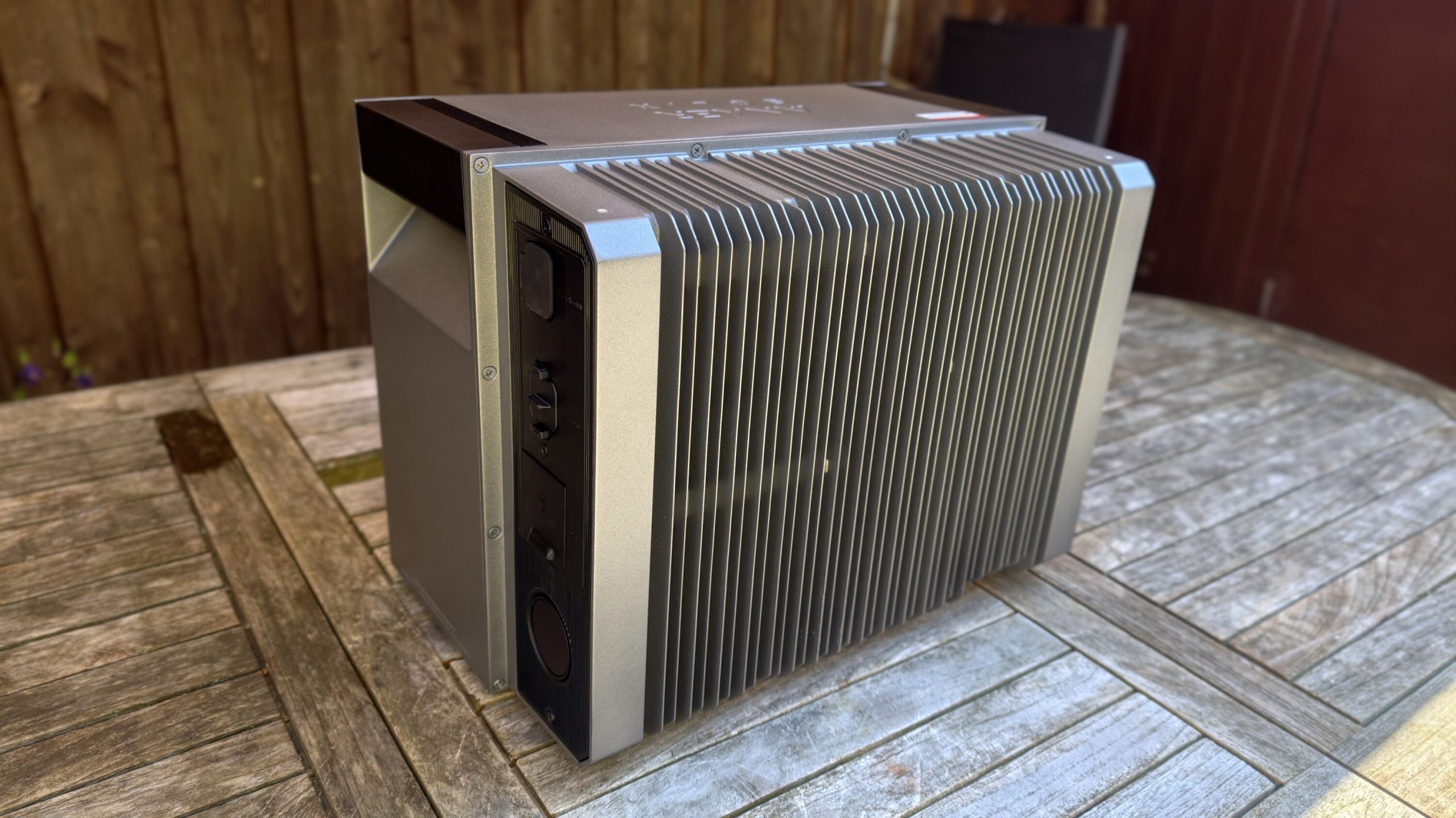 Anker SOLIX Solarbank 4 Pro với cụm tản nhiệt nhôm lớn