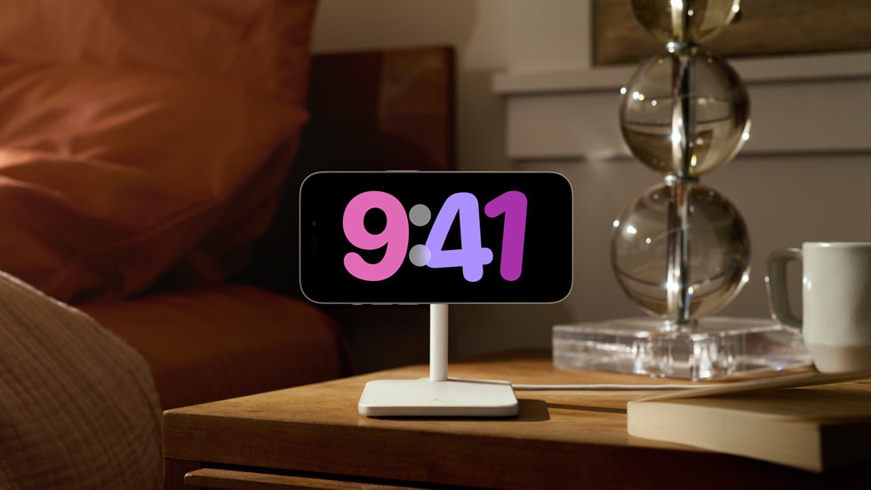 Giao diện đồng hồ StandBy trên iPhone hiển thị trên bàn đầu giường