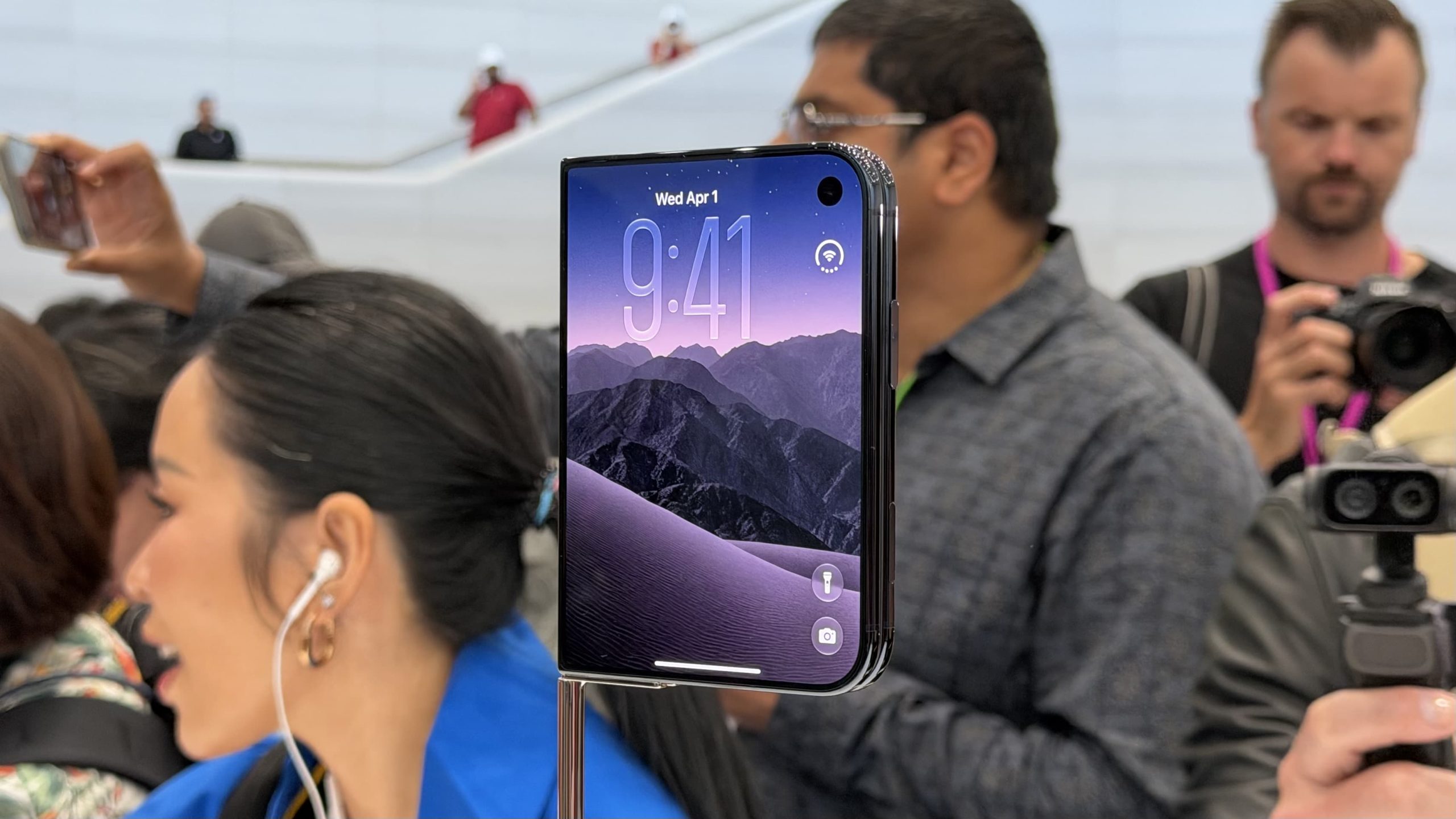 Chi tiết bản lề máy gập iPhone Duo