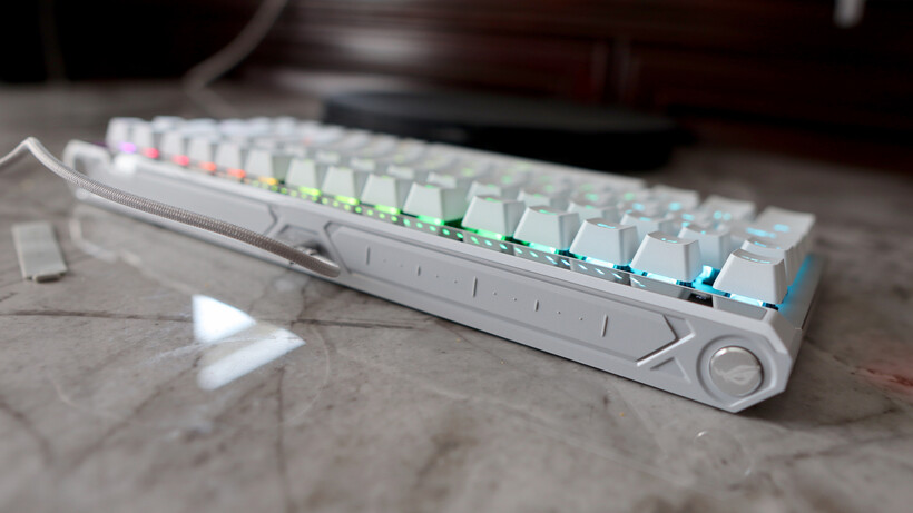 Hệ thống đèn LED RGB trên ROG Falchion Ace 75 HE