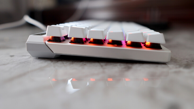 Góc nghiêng và bề mặt keycap ROG Falchion Ace 75 HE