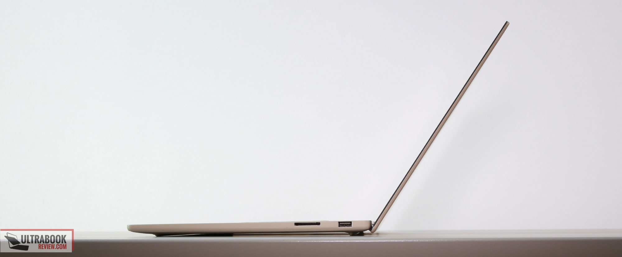 Độ mỏng thân máy ASUS Zenbook A16 UX3607