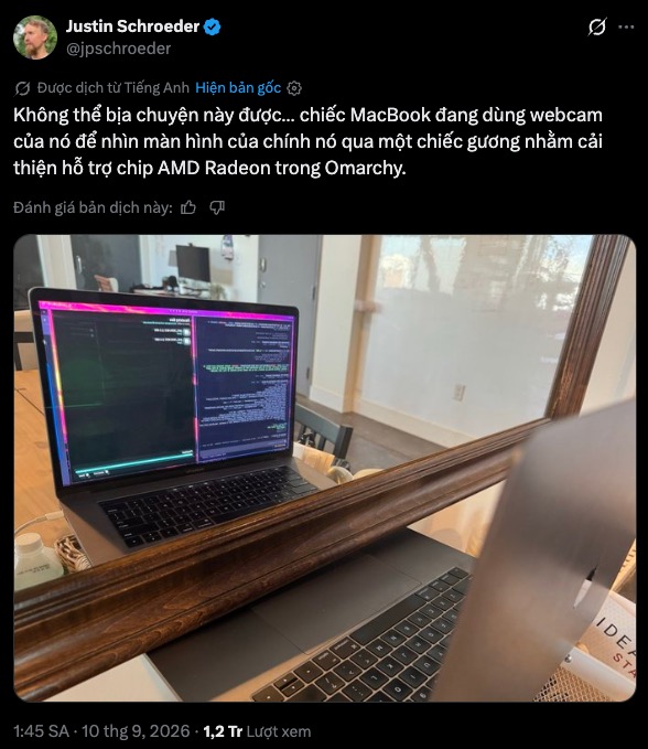 Bài đăng gốc của Justin Schroeder trên mạng xã hội X về chiếc MacBook soi gương