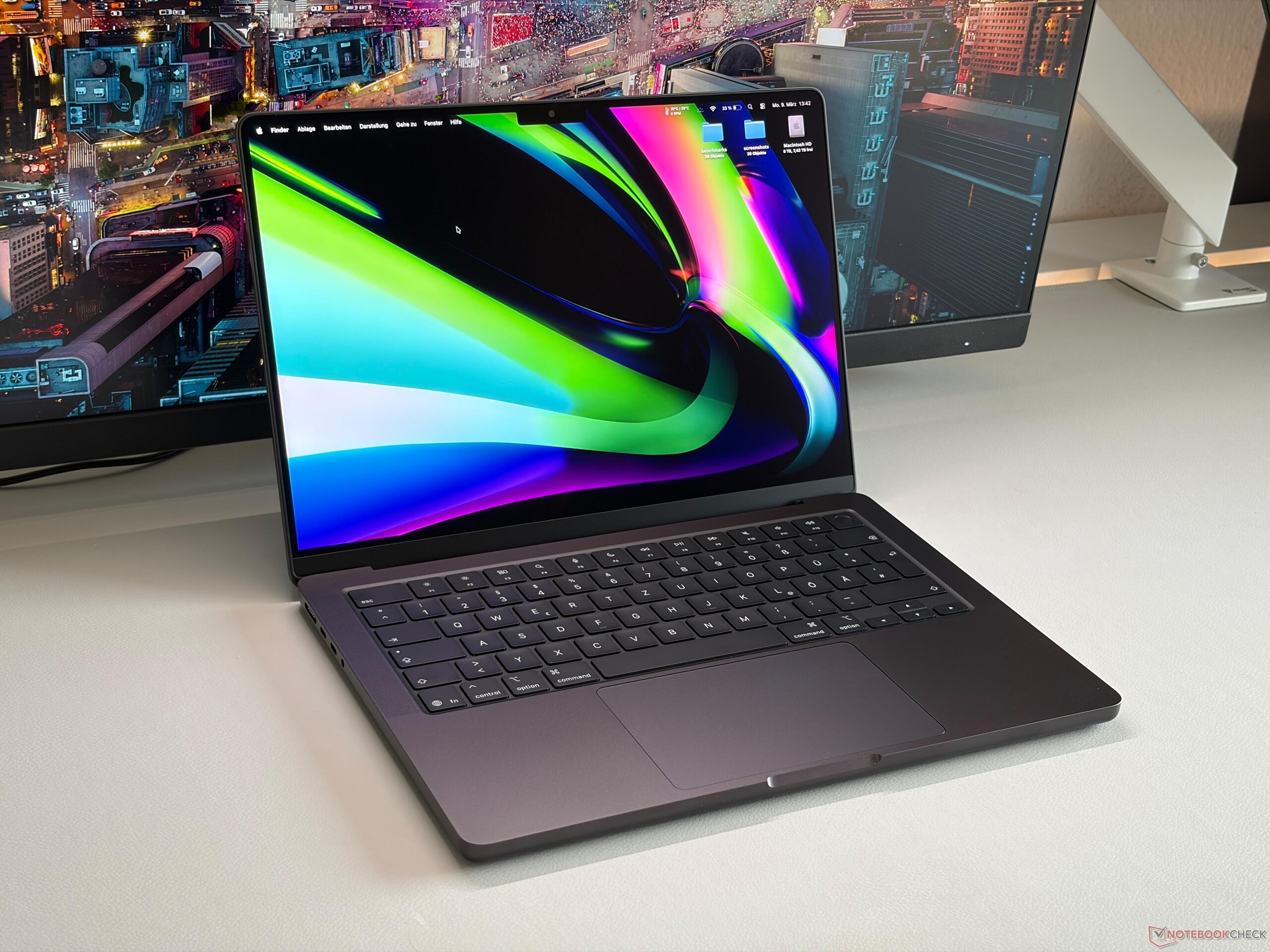 MacBook Pro 14 inch M5 Max mở nắp