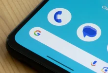 Điện thoại Android hiển thị biểu tượng Google Messages trên màn hình chính