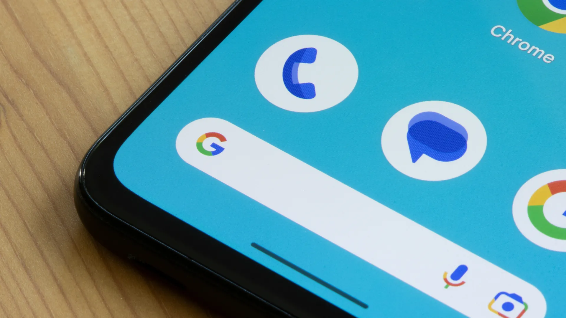 Điện thoại Android hiển thị biểu tượng Google Messages trên màn hình chính