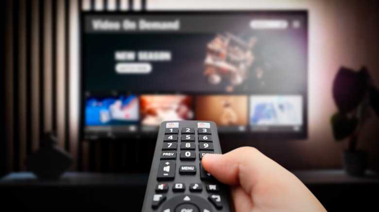 TV hiển thị nhãn 4K Ultra HD trên nền cảnh sông nước