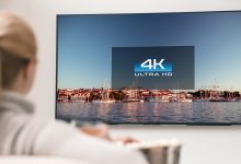 TV hiển thị nhãn 4K Ultra HD trên nền cảnh sông nước