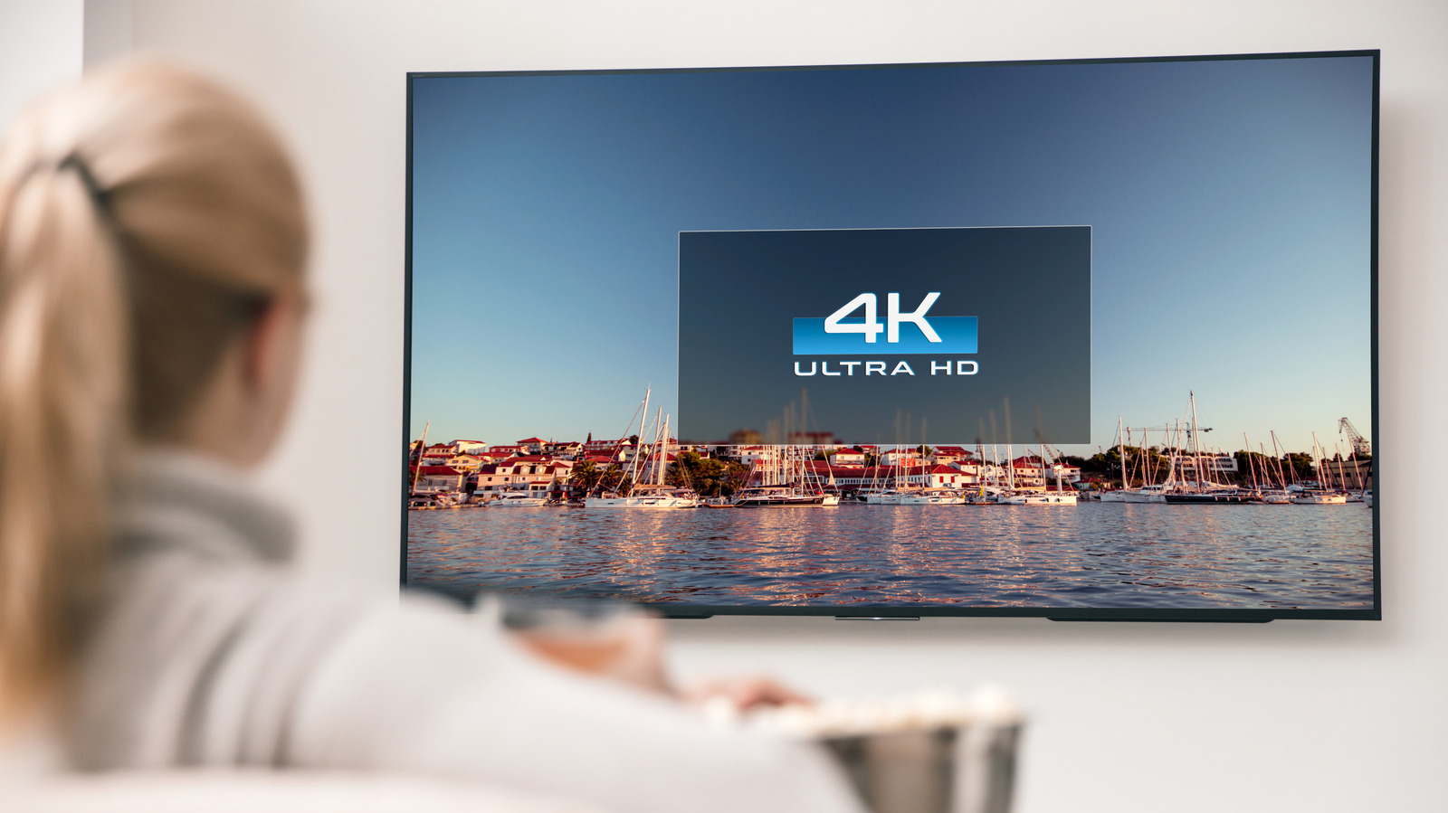 TV hiển thị nhãn 4K Ultra HD trên nền cảnh sông nước