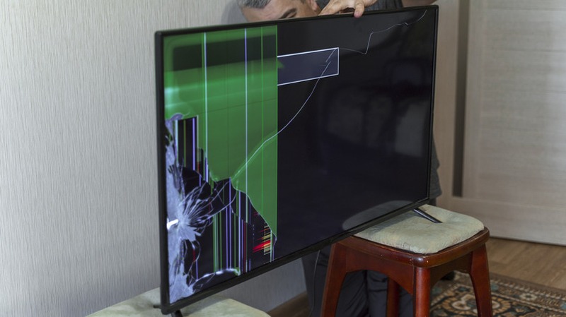TV cũ với màn hình bị nứt vỡ