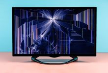 TV bị vỡ trên nền màu xanh