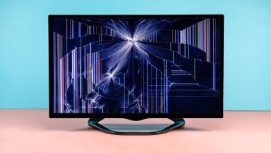 TV bị vỡ trên nền màu xanh