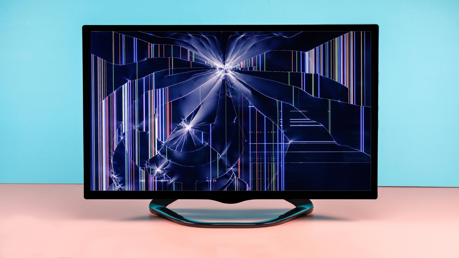 TV bị vỡ trên nền màu xanh