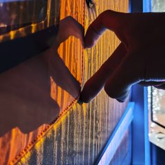 Đây chính là 2 bức ảnh mà mình ưng ý nhất trong... 20 tấm ảnh nháp - tốn hơn 10 phút để vật lộn, canh góc chụp sao cho đúng ý. Mình phải công nhận camera của Xiaomi 15 Ultra xử lý ánh sáng tốt, tạo độ tương phản giữa gam màu nóng của đèn đường với gam màu lạnh của đèn LED trên xe.