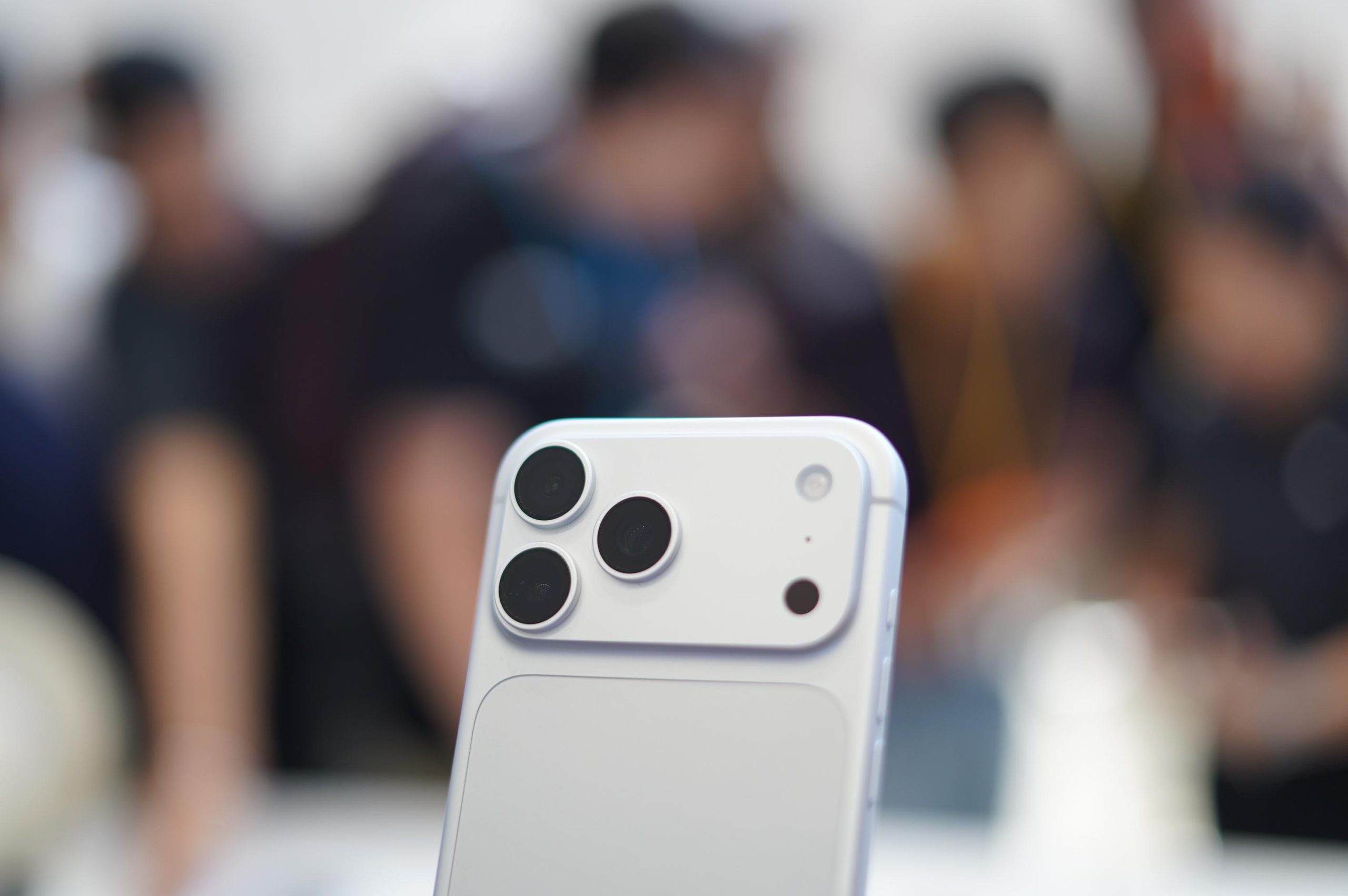 Cận cảnh cụm camera gờ ngang plateau và kính lưng tệp màu trên iPhone 18 Pro Silver