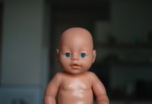 Búp bê em bé trong một tình huống thử nghiệm an toàn robot