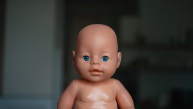 Búp bê em bé trong một tình huống thử nghiệm an toàn robot