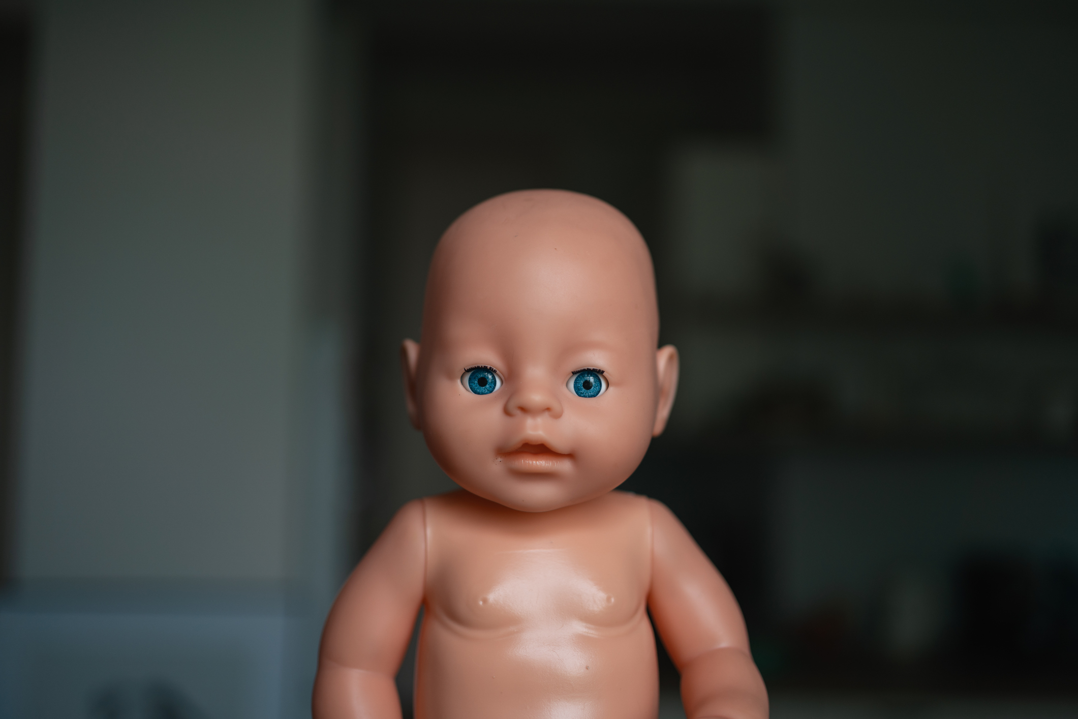 Búp bê em bé trong một tình huống thử nghiệm an toàn robot