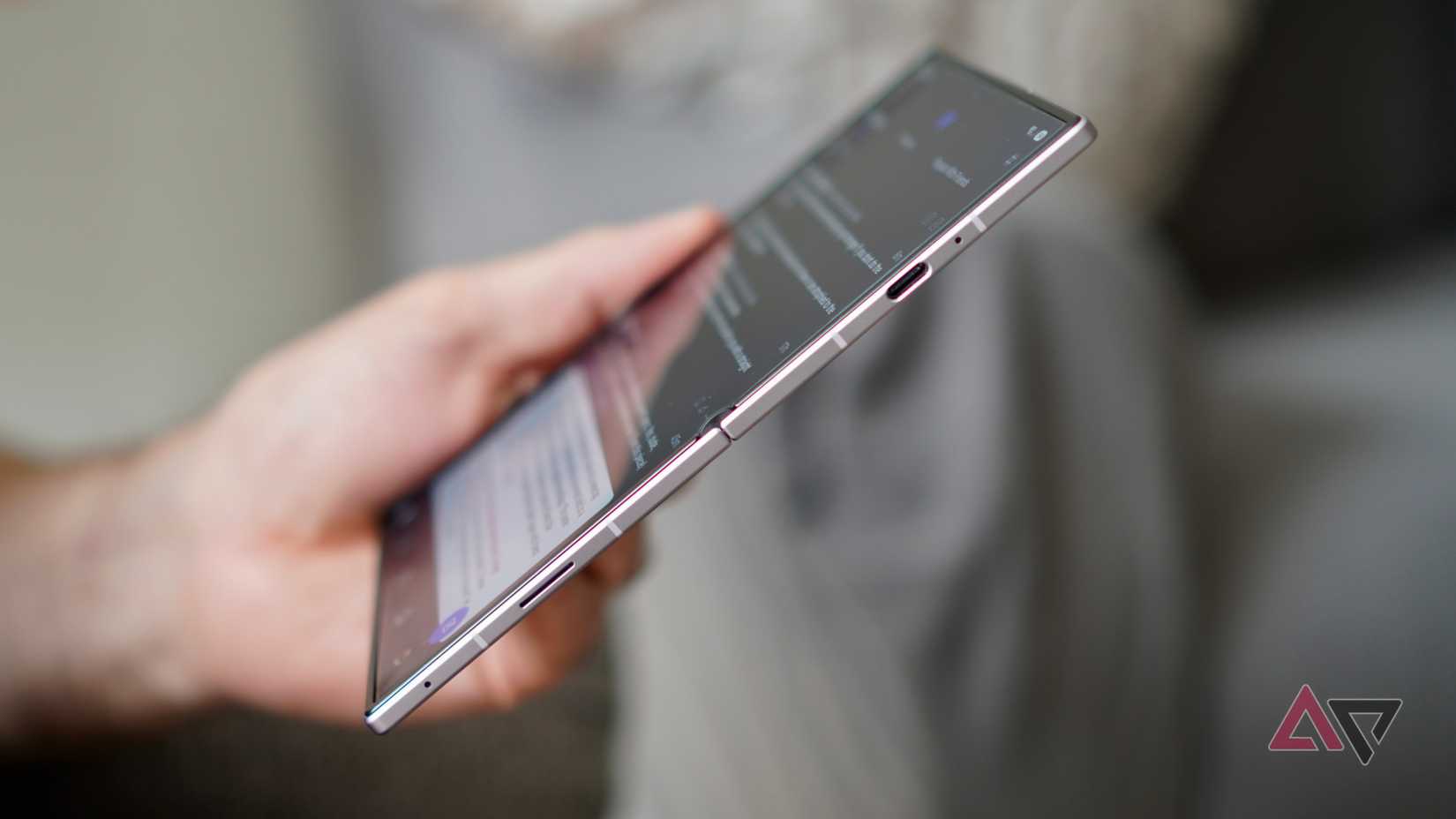 Cạnh bên mỏng của Galaxy Z Fold8 khi mở