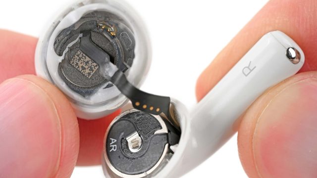 Cấu trúc bên trong tai nghe AirPods 5 với viên pin gắn liền khối driver