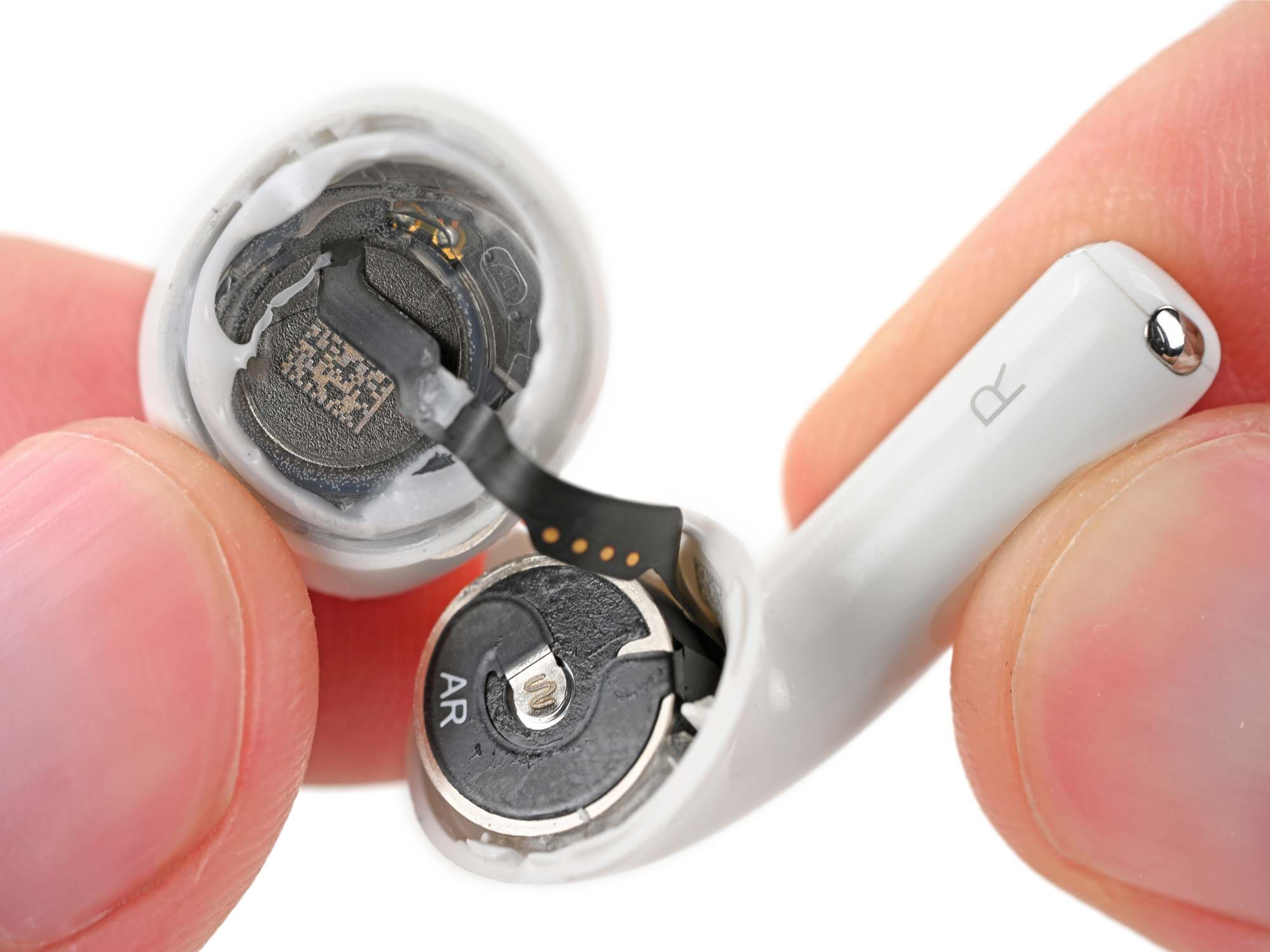Cấu trúc bên trong tai nghe AirPods 5 với viên pin gắn liền khối driver