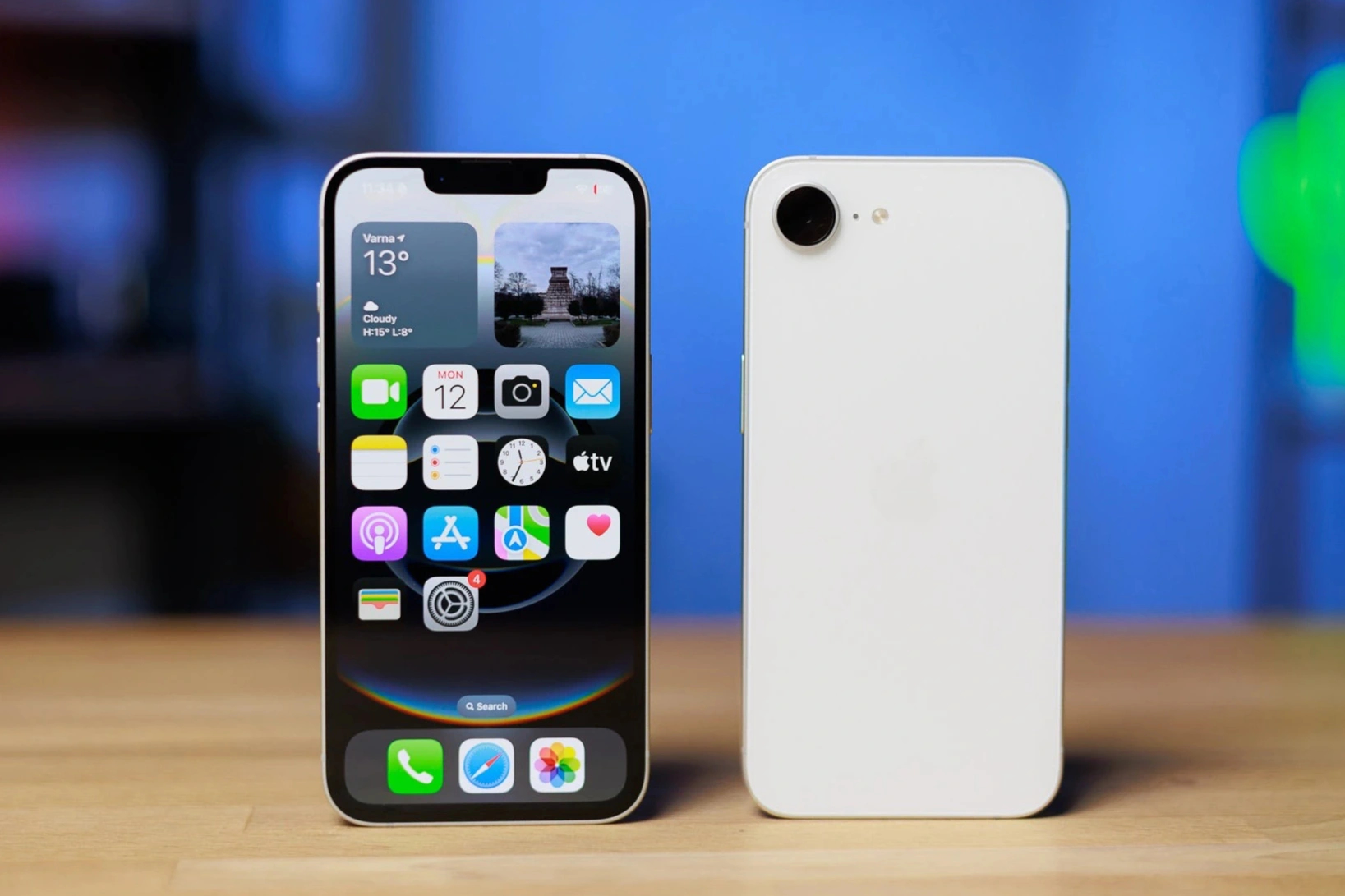 iPhone màu trắng với mặt trước và mặt lưng camera đơn