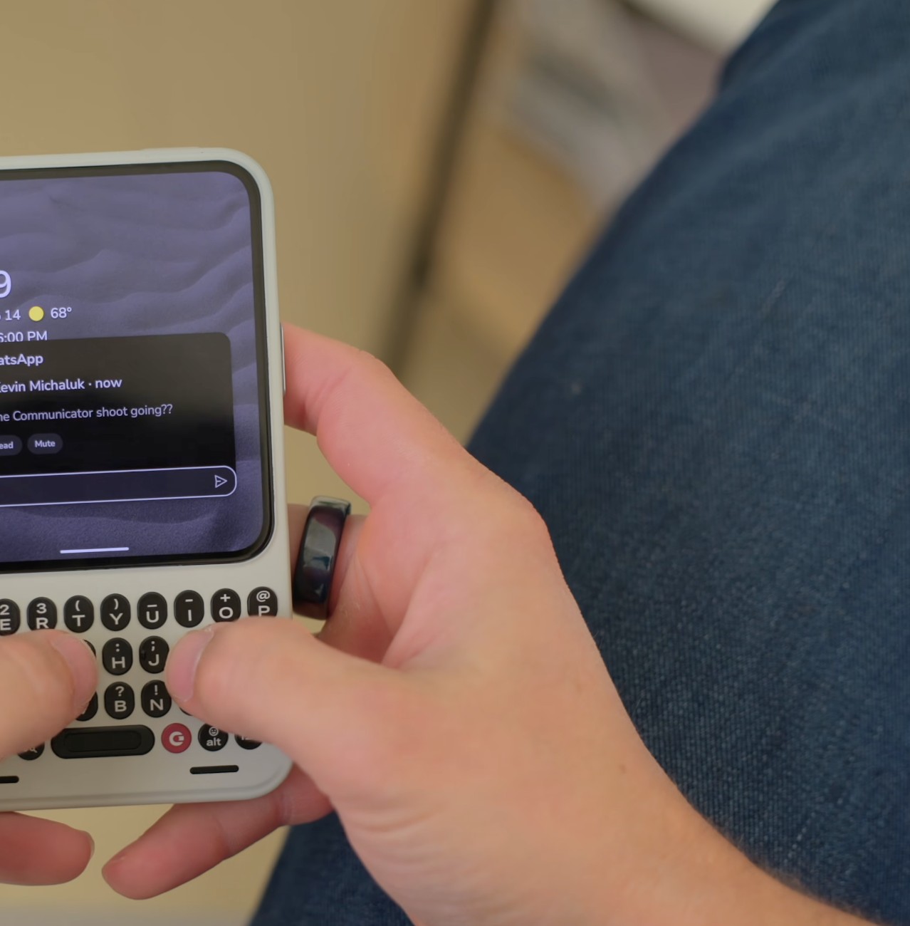 Thao tác gõ phím vật lý thực tế trên Clicks Communicator
