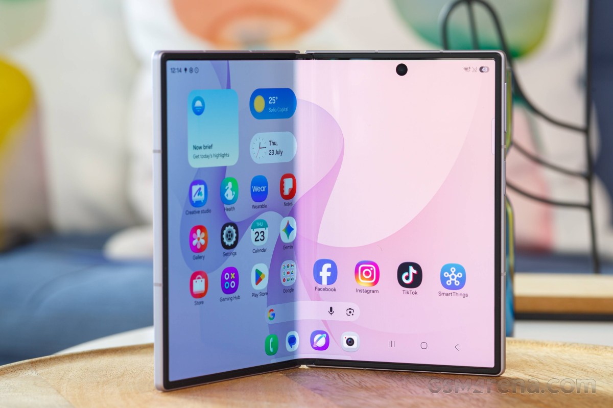 Galaxy Z Fold8 trong bối cảnh sử dụng với thân máy mở