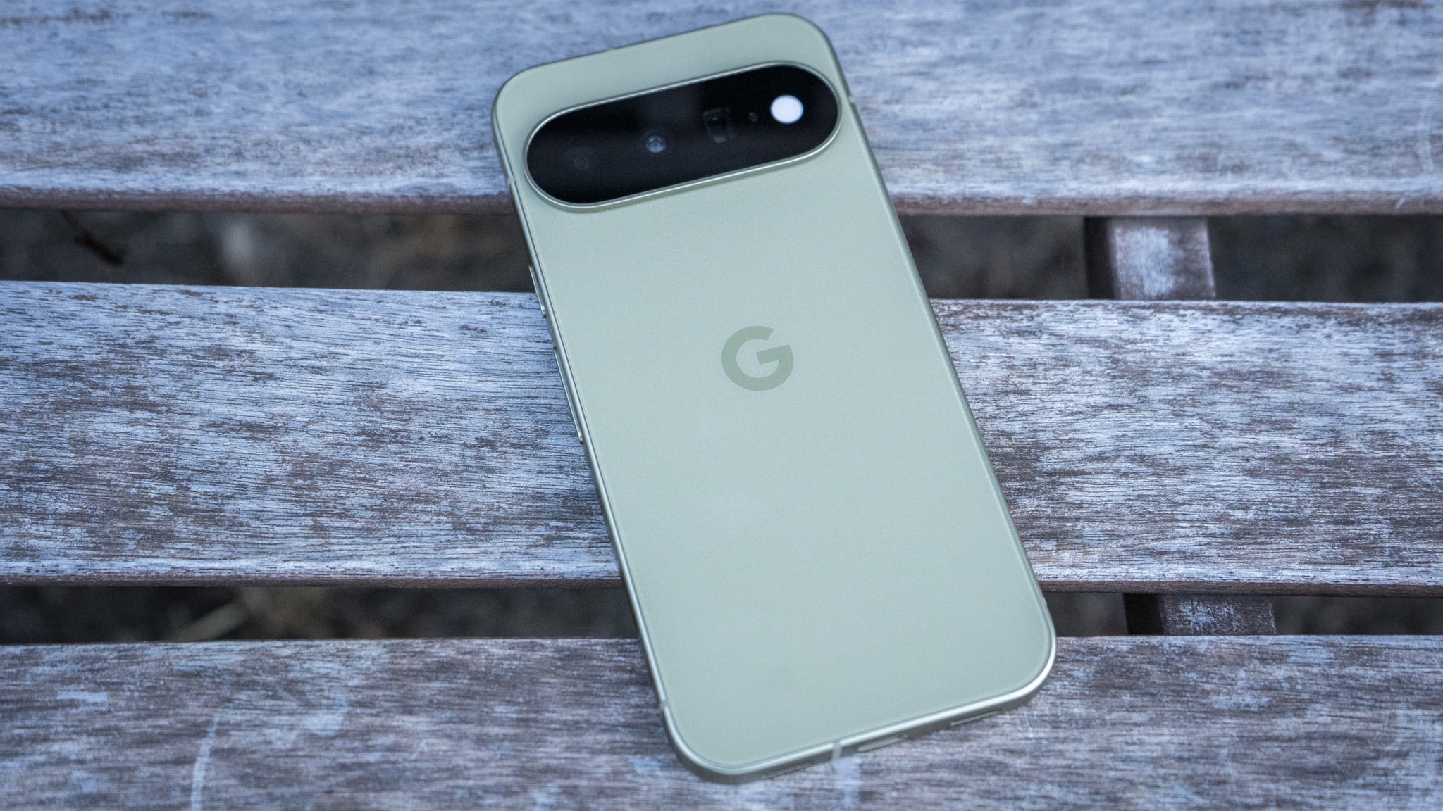 Màn hình Google Pixel 11 hiển thị ngoài trời